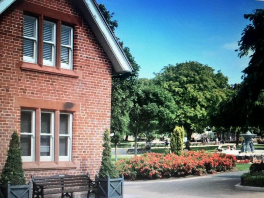 City Beach Gem 5 Adult Spaces Plus Child Dublin Exterior photo